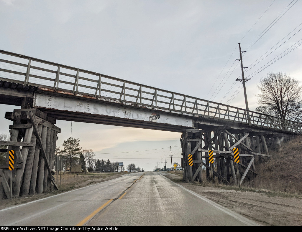 Abandoned ex-C&NW bridge still displaying the logo